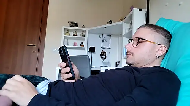 ilovechub112 online show from October 14, 2025, 1:01 pm