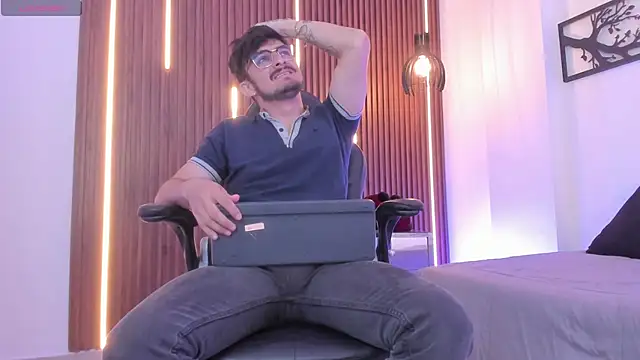 AaronFuentes7 online show from September 27, 2025, 7:30 pm
