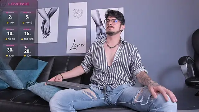 AaronFuentes7 online show from October 3, 2025, 6:27 pm