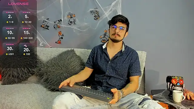 AaronFuentes7 online show from October 11, 2025, 6:06 pm