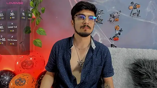 AaronFuentes7 online show from October 12, 2025, 1:43 pm