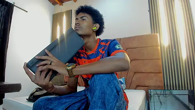 FYKMOR 1 online show from December 5, 2025, 7:43 pm