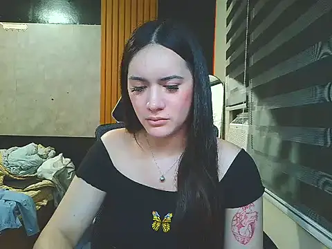 Yhanbeaufort18 online show from October 3, 2025, 5:10 pm