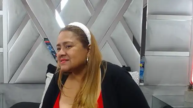 MonzerratBoyer online show from November 29, 2025, 8:01 pm