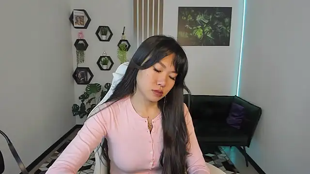 Snapshot of LunaPurrr chatting on October 5, 2025, 11:13 pm LunaPurrr online show from October 5, 2025, 11:13 pm