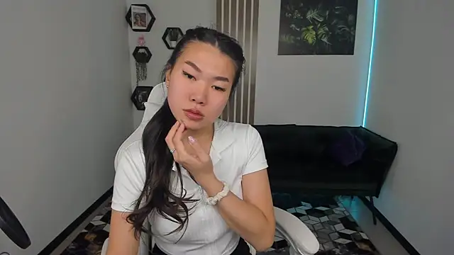 Snapshot of LunaPurrr chatting on October 18, 2025, 2:36 am LunaPurrr online show from October 18, 2025, 2:36 am