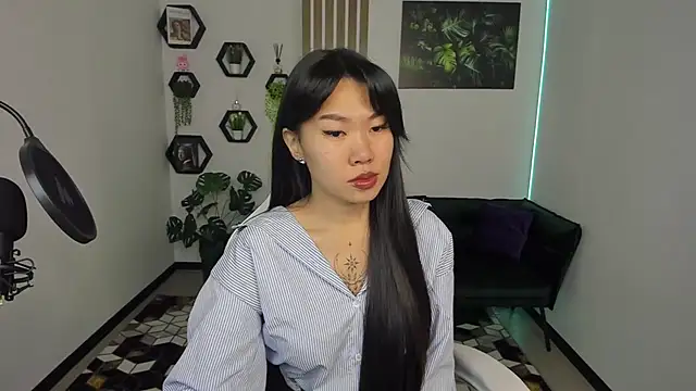 Snapshot of LunaPurrr chatting on October 23, 2025, 1:05 am LunaPurrr online show from October 23, 2025, 1:05 am