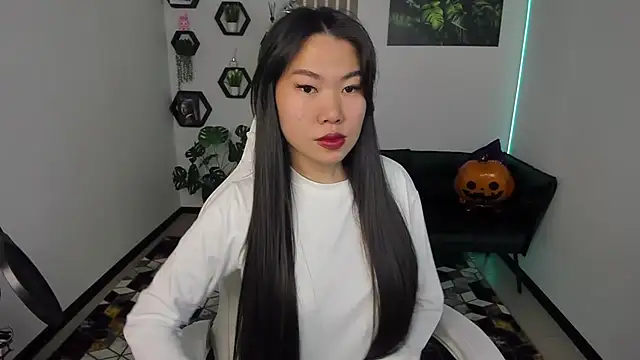 Snapshot of LunaPurrr chatting on October 31, 2025, 2:23 am LunaPurrr online show from October 31, 2025, 2:23 am