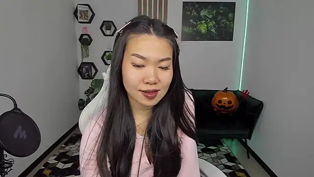 Snapshot of LunaPurrr chatting on November 10, 2025, 1:15 am LunaPurrr online show from November 10, 2025, 1:15 am