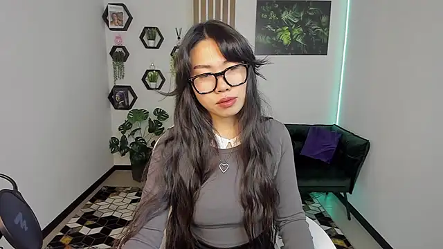 Snapshot of LunaPurrr chatting on November 13, 2025, 1:04 am LunaPurrr online show from November 13, 2025, 1:04 am