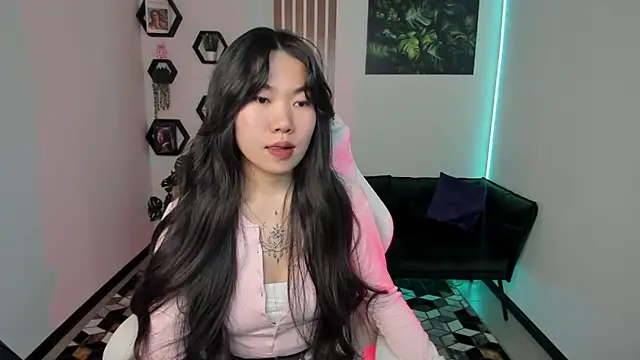 Snapshot of LunaPurrr chatting on November 17, 2025, 1:11 am LunaPurrr online show from November 17, 2025, 1:11 am