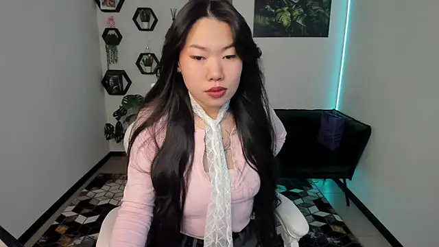 Snapshot of LunaPurrr chatting on November 18, 2025, 1:11 am LunaPurrr online show from November 18, 2025, 1:11 am