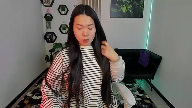 Snapshot of LunaPurrr chatting on November 20, 2025, 1:06 am LunaPurrr online show from November 20, 2025, 1:06 am