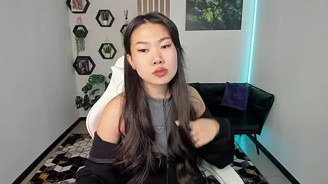 Snapshot of LunaPurrr chatting on November 28, 2025, 11:18 pm LunaPurrr online show from November 28, 2025, 11:18 pm