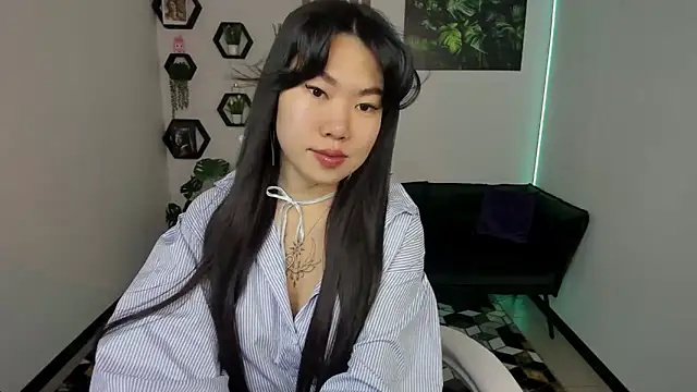 Snapshot of LunaPurrr chatting on December 2, 2025, 1:11 am LunaPurrr online show from December 2, 2025, 1:11 am