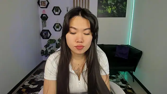 Snapshot of LunaPurrr chatting on December 3, 2025, 1:13 am LunaPurrr online show from December 3, 2025, 1:13 am