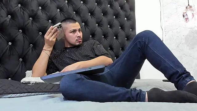 AndresSterling  online show from September 22, 2025, 11:18 pm