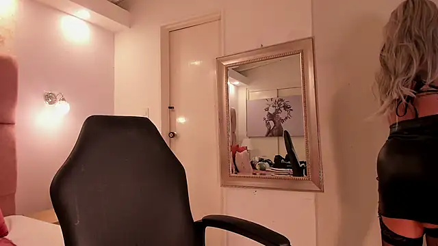 aishathornee online show from November 7, 2025, 9:37 pm