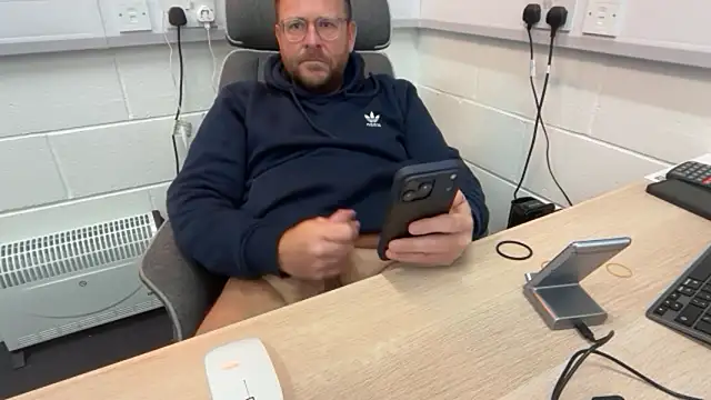 bilf1978 online show from April 22, 2026, 8:06 am