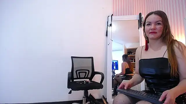 ViictoriaJones  online show from October 28, 2025, 12:52 pm