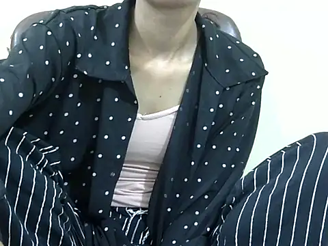 smallcuute online show from November 9, 2025, 7:23 pm