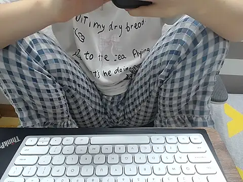 Snapshot of Lamoon_2k chatting on October 28, 2025, 3:54 am Lamoon 2k online show from October 28, 2025, 3:54 am