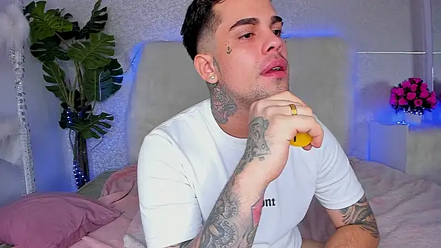 Snapshot of Littlepearl23 chatting on November 7, 2025, 12:21 am Littlepearl23 online show from November 7, 2025, 12:21 am