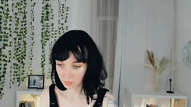 Snapshot of HollyVex chatting on November 23, 2025, 3:56 pm HollyVex online show from November 23, 2025, 3:56 pm