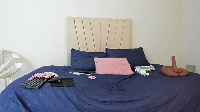  Miaa khalifa  online show from April 4, 2026, 12:13 pm