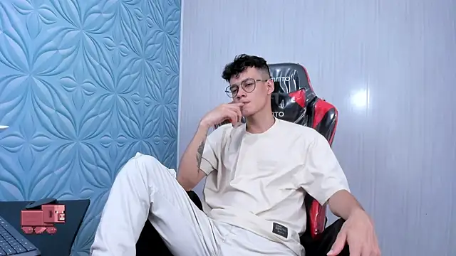 LittleMax23 online show from October 19, 2025, 4:35 am