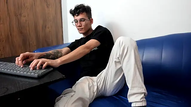 LittleMax23 online show from November 4, 2025, 6:18 pm