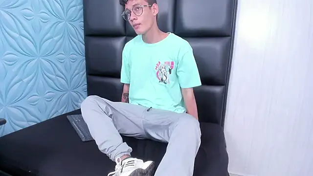 LittleMax23 online show from November 22, 2025, 1:32 pm