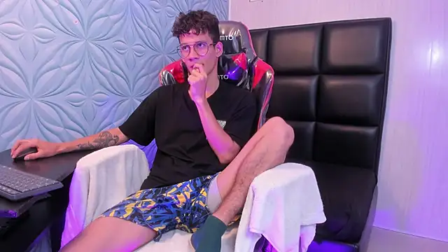 LittleMax23 online show from November 23, 2025, 12:49 pm