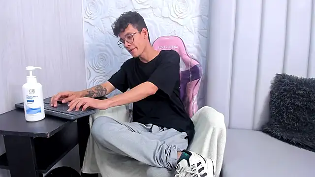 LittleMax23 online show from November 26, 2025, 1:23 pm