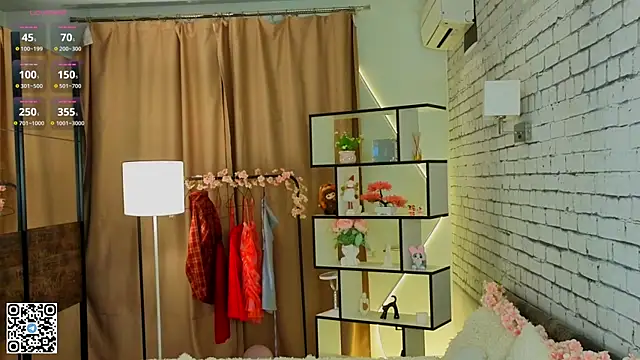 LorinaMaffitt online show from October 23, 2025, 7:01 pm