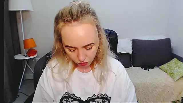 LiluMoon   online show from April 2, 2026, 6:38 pm