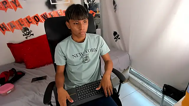 tyler twink boy online show from October 26, 2025, 12:44 pm