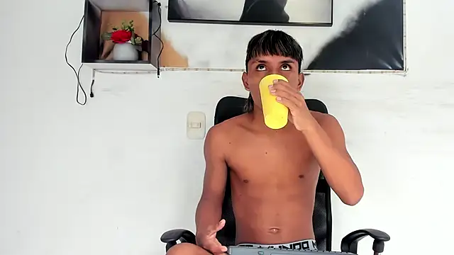 tyler twink boy online show from November 15, 2025, 12:56 pm