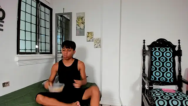 tyler twink boy online show from March 13, 2026, 1:29 pm