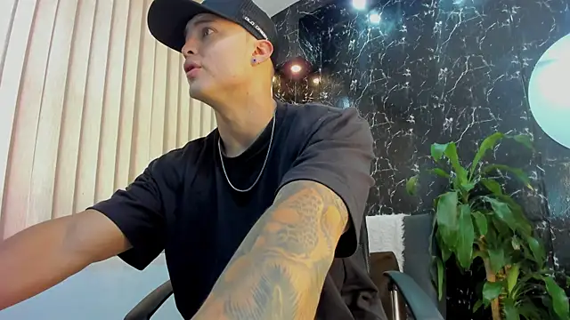 Snapshot of Alexander_ferre chatting on October 15, 2025, 1:00 pm Alexander ferre online show from October 15, 2025, 1:00 pm