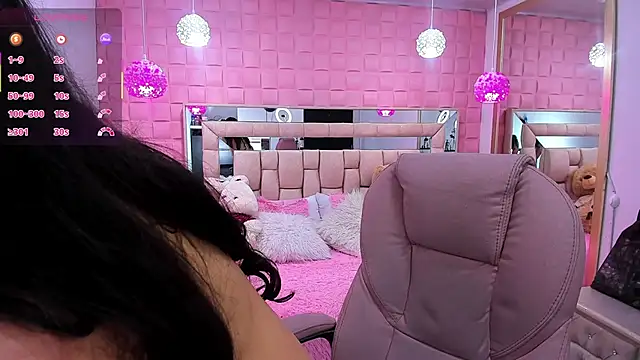  laaura  online show from November 6, 2025, 6:20 pm