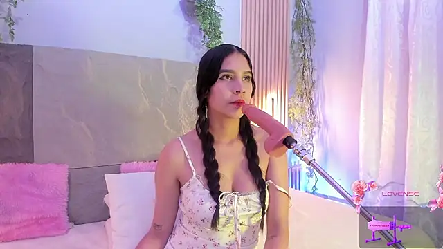 Emmiicute online show from February 6, 2026, 2:42 pm