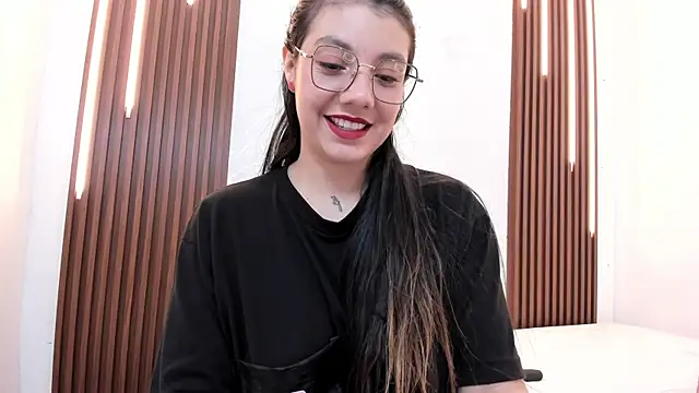 Snapshot of CarolinaMejia chatting on October 4, 2025, 2:04 pm CarolinaMejia online show from October 4, 2025, 2:04 pm