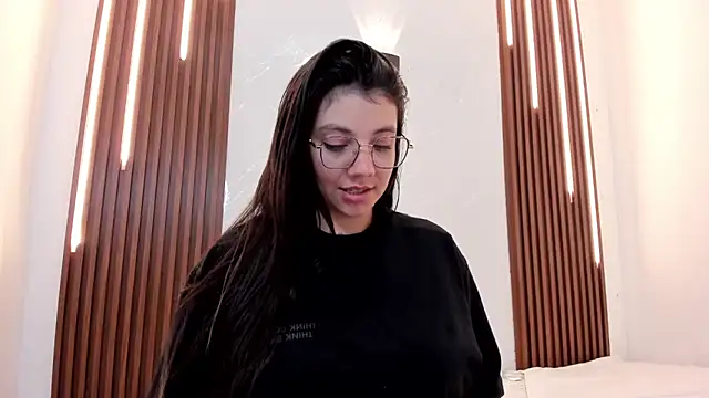 Snapshot of CarolinaMejia chatting on October 17, 2025, 11:40 pm CarolinaMejia online show from October 17, 2025, 11:40 pm