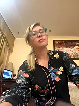 Crystal00Girl online show from September 29, 2025, 8:35 pm