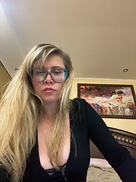 Crystal00Girl online show from October 2, 2025, 8:49 pm