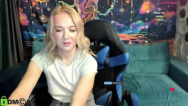 CrystalGirl99 online show from February 2, 2026, 8:46 am