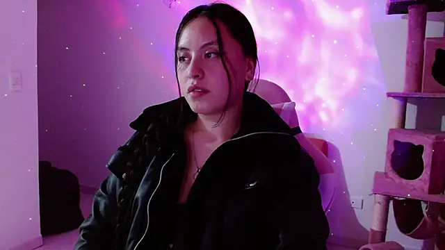 madissooon   online show from December 15, 2025, 4:39 am