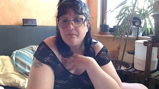 ladyfrombonn online show from April 19, 2026, 2:05 pm