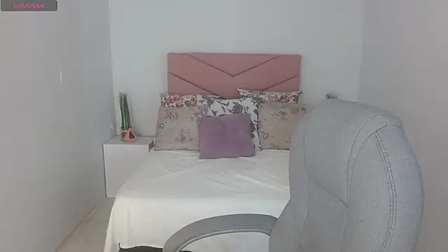 SarayVega  online show from October 17, 2025, 7:27 pm